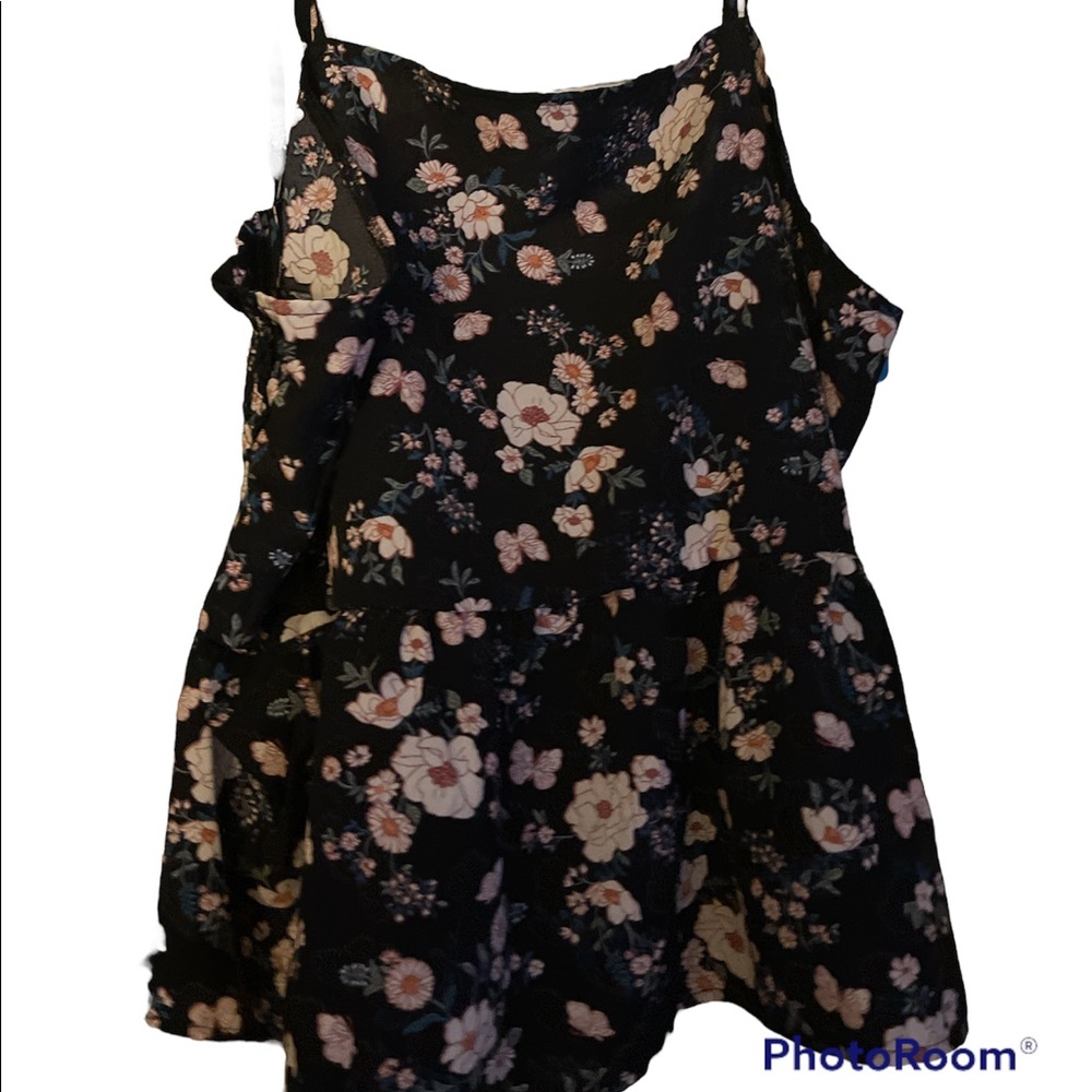 Tie shoulder straps. Crop top